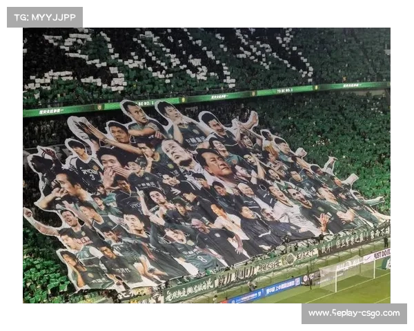 球迷Tifo展示致敬传奇,主场气氛热烈